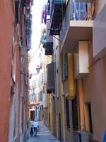 Gasse mit alten ehemaligen Toilettenhäuschen