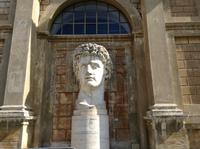 übergroße Statue