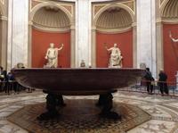 Badewannen und Skulpturen