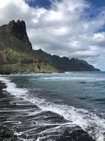 Küste am Fuße des Anagagebirges