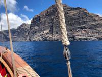 Segelschiff vor den Steilküsten von Los Gigantes