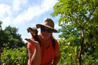 Île Royal - Studienreiseleiterin Wiebke Christ mit Totenkopfäffchen