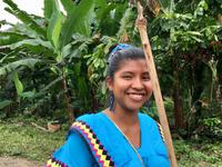unsere Reiseleiterin auf der Kakaoplantage