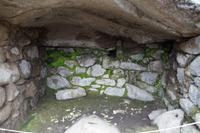 Die Koksblätter verraten: in dieser Grotte wird noch den alten Göttern geopfert