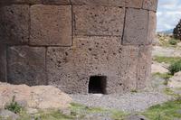 Auch hier sind die Steine interessant geschlagen, wobei die Inka sich hier wohl Techniken der Steinbearbeitung angeschaut haben, die sie durch den scheinbaren Chaotismus ihrer Steinsetzungen noch perfektionierten