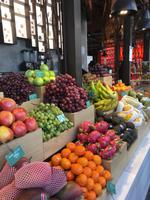 Früchteauswahl in der Markthalle