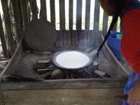 Amazonas-Regenwald: Maniok-Zubereitung