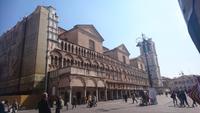 Markplatz Ferrara mit der Seitenfront der eingerüsteten Kathedrale