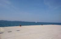 Die wunderschöne Strandpromenade in Zadar, die Hitchcock zu seinen Worten inspirierte