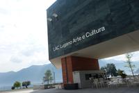 Gleich daneben das Kulturzentrum von Mario Botta