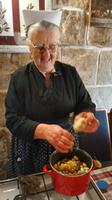 067 Dorf Komaj-Cilipi, Gastgeberin Mare beim Herstellen der Seidenfäden