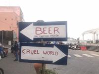 links zum Bier - rechts in die schreckliche Welt (Bootsabfahrtsstelle)