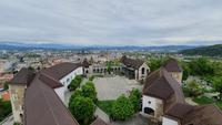 Ljubljana - vorne Burghof, hinten Panorama von Ljubljana