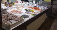 Fischstand in Markthalle Pula