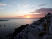 hinter der Insel Sikinos geht sie unter