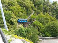 Die Standseilbahn unterwegs und....