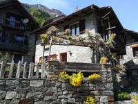 ... von Bergen umgeben.