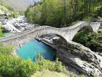 Über 1000 Jahre alte Römerbrücke über die Verzasca.