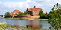 Marienburg mit Fluss Nogat im Vordergrund