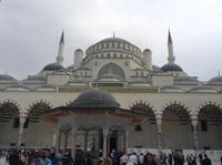 die ganz neu gebaute Moschee