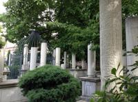 Grabsäulen auf einem Stadtfriedhof