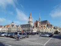 Veurne, Grote Markt mit Walburge-Kirche