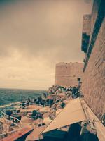 Kleines Kneipchen an der Stadtmauer, die rund um Dubrovnik geht