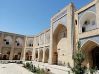 Im Innenhof der Amin-Khan-Medrese