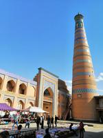 auf dem Platz vom Islam Hodja Komplex in Chiwa