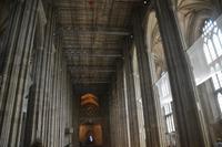 Blick in das Langhaus mit Decke in Restauration