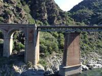 Eisenbahnbrücke im Golo-Tal