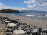 am  schwarzen, heißen Sandstrand von Ribeira Grande