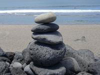 am  schwarzen, heißen Sandstrand von Ribeira Grande