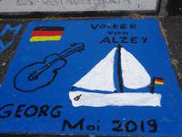 Rundgang durch Horta - Gemälde der Segler an der Mauer des Jachthafens