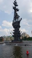 Moskau, Ausflugsschiff beim Denkmal Zar Peter I