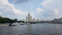 Moskau, Ausflugsschiff mit Blick zu einem der 7 Hochhäuser