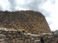 Außenmauer der Nuraghe Losa