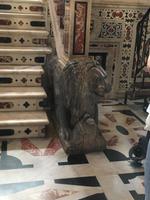 Löwenstatue aus Marmor im Dom Santa Maria di Castello