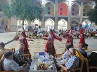 Kulturprogramm mit Musik und Modeschau in der Nadir-Divan-Begi-Medresse in Buchara