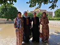 Frauen im Innenhof der Bobi-Islom-Darvozasi-Komplexes in Buchara