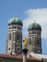 Türme der Münchner Frauenkirche  mir der Mariensäule