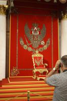 Der Doppelköpfige Adler auf dem Thron