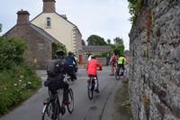 Fahrt durch kleine Ortschaften mit typischen Häusern und Mauern aus Jersey-Granit 