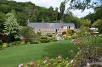 typisches Haus aus Jersey-Granit mit schöner Gartenanlage