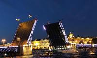 St. Petersburg bei Nacht