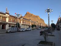 Gyantse - Straßenszene mit Festung