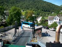 Unser Bus kommt auf die Fähre 