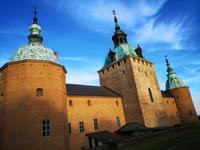  2916 Das mächtige Hauptportal und zwei der vier runden Ecktürme