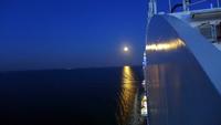 1058 Kurz vor Mitternacht bei Vollmond unterqueren wir die weltweit drittlängste Hängebrücke