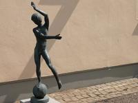 1448 Liebreizende Statuette im Wohnviertel 